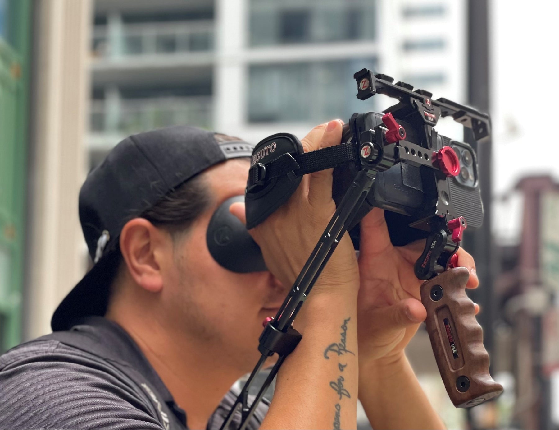Filming made easy with your phone and a smartphone viewfinder in the city